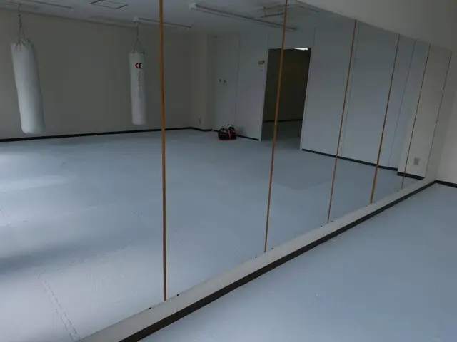 🪞
i.fitの鏡には、ちょっと特別な役割があります。

パンチやキックの姿勢・軌道・バランスを
自分の目でチェックできるから、上達が早くなる。

汗をかいて動く自分を見ると、気分が上がる！自己肯定感もアップ✨

猫背や反り腰に気づくことも。
運動効果を出すには、まず自分の身体を知ることも大事です。

鏡は、ただの“設備”ではなく、
自分の変化を実感できる大切なアイテム。

変化が見えるから、続けたくなる。
それが、i.fitの鏡です。

#鏡
#キックボクシング女子 
#姿勢改善 
#自己肯定感アップ 
#変わる自分が好きになる 
#反り腰改善 
#猫背改善 
#広島ジム 
#フィットネス女子 
#ワークアウト女子 
#自分磨き
#ifit