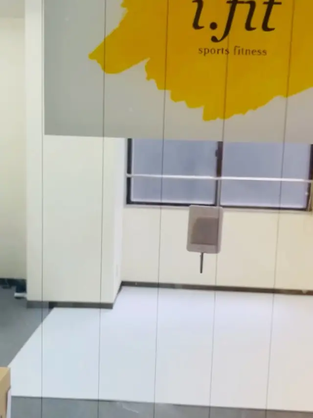 👀
実はここ、キックボクシングジムなんです🥊
ビルの8階。看板も目立ちません。

でも、扉を開けると
広々とした空間と
優しくて本気なトレーナーが待ってます。

「えっ、こんなところに？」
って驚かれるのが、ちょっとした自慢です。

人目を気にせず、自分のペースで。
静かに燃える、隠れ家フィットネス。
それが、i.fit。

#隠れ家ジム
#ビルの8階
#こんなところにジム
#キックボクシング女子
#人目を気にせず運動
#手ぶらで通えるジム
#広島フィットネス
#広島ストレス解消
#ifit