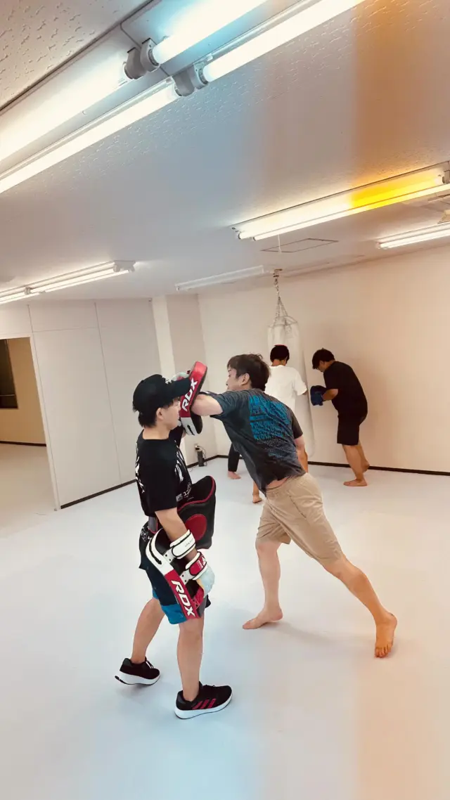 🫠
日中は暑く、朝晩は涼しい…
寒暖差で体調を崩しやすい季節。

そんな時こそ運動でリズムを整えよう✨

✅自律神経を安定
✅ 免疫力を保つ
✅ 心もスッキリ

サンドバッグラッシュで、
内側からパワーアップ💪

#ifit#広島ジム#フィットネス広島
#広島フィットネス#八丁堀ジム
#広島キックボクシング
#季節の変わり目#寒暖差対策
#自律神経を整える#免疫力アップ
#健康習慣#運動習慣#ストレスケア